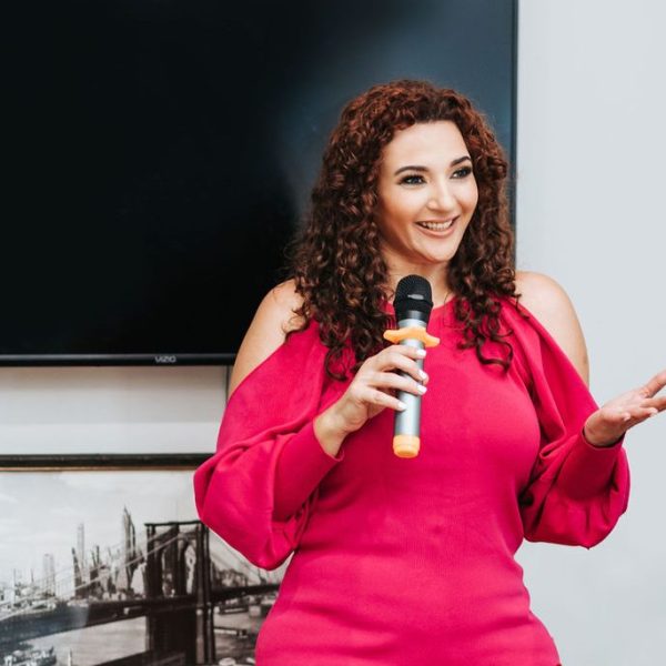 Del locutor tradicional al perlocutor consciente: cómo ha cambiado la figura del hablante público en el siglo&nbsp;XXI